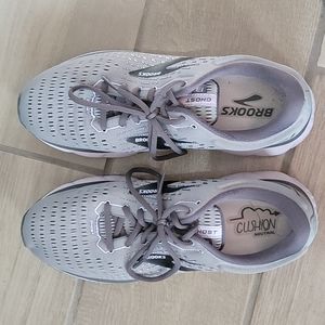 EUC Brooks Ghost 13 Women's shoe in size 11 (D)